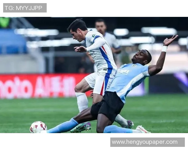 足球明星意外摔倒膝盖受伤照片曝光引发球迷热议与担忧